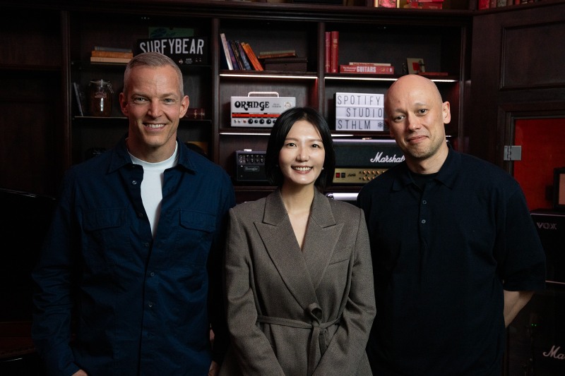 지난 25일(현지 시간) 스웨덴에 위치한 스포티파이 본사에서 네이버 최수연 대표(사진 가운데)와 스포티파이 공동 최고경영자 알렉스 노스트롬(오른쪽), 구스타브 소더스트롬(왼쪽)이 공동 라운드테이블을 열고 양사 파트너십에 대해 논의했다