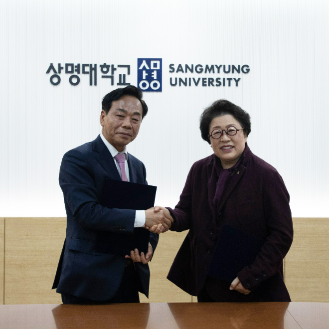 협약식 사진. (좌측부터) 이완영 한국공인노무사회 회장, 김종희 상명대 총장. (사진제공=상명대)