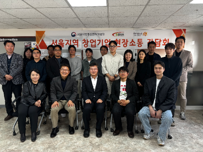 김우순 서울중기청장(1열 왼쪽에서 3번째)과 유광호 서울지역 창업보육센터협의회장(1열 왼쪽에서 2번째) 및 관계자들이 기념촬영을 하고 있다. (사진제공=동국대)