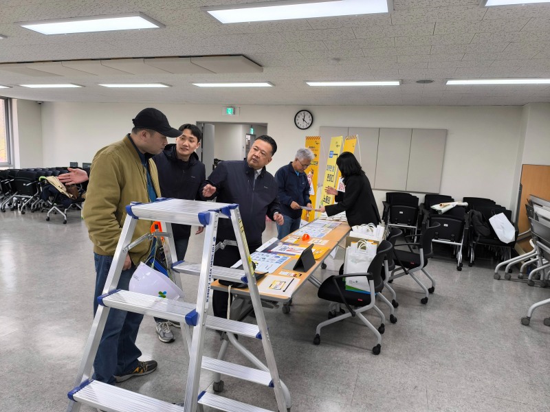신수환 한국산업안전보건공단 서울동부지사장(가운데)이 31일 도봉구민회관에서 대한주택관리사협회와 ‘달비계N구명줄’, ‘사다리N안전모’ 민관 합동 캠페인을 전개하고 있다./한국산업안전보건공단 서울동부지사
