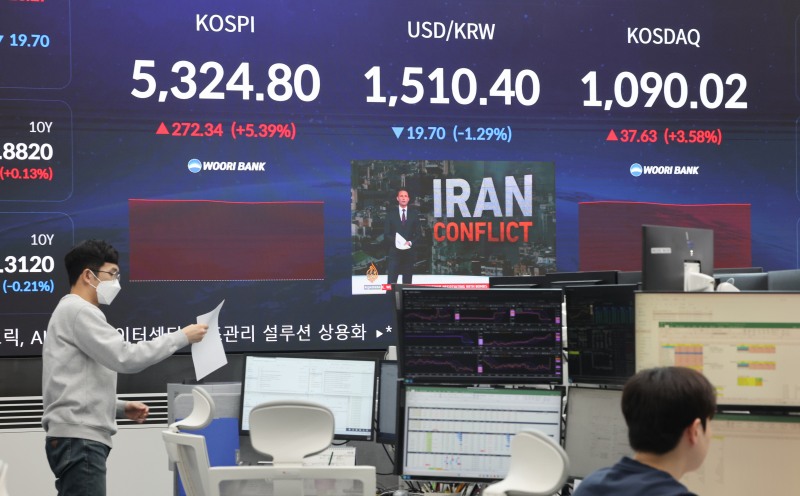 1일 오전 서울 중구 우리은행 본점 딜링룸 전광판에 코스피와 환율이 표시돼 있다. 이날 코스피는 전장보다 270.91포인트(5.36%) 오른 5323.37이다./연합뉴스