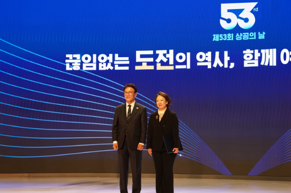 김민석 국무총리(좌), 깨끗한나라 최현수 회장 (사진 제공=깨끗한나라)