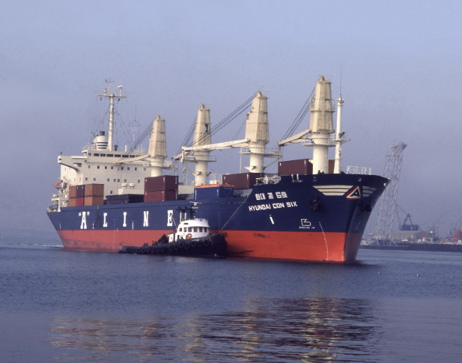 HMM 컨테이너 영업의 효시가 되었던 세미 컨테이너선 ‘현대 콘6호’ 사진= HMM 50년사