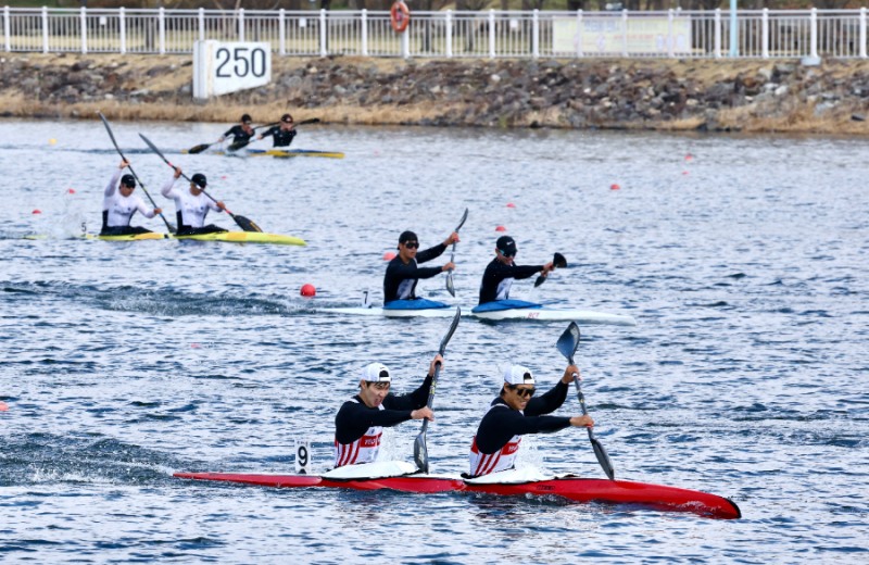 서울올림픽기념 제17회 전국 카누경기대회에 참가한 선수들이 물살을 가르며 경쟁을 펼치고 있다.