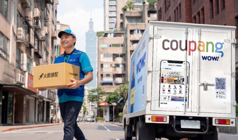 대만 타이베이시 시내에서 쿠팡 배송기사가 로켓직구 상품을 배송하고 있다.