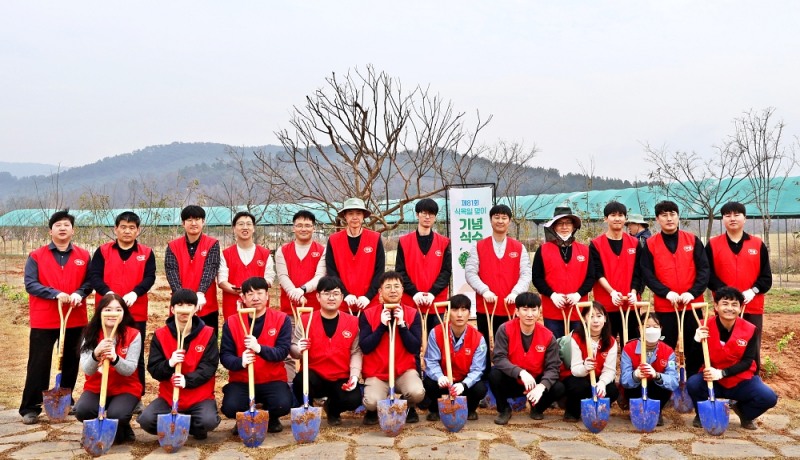 종합식품기업 하림 임직원들이 제81회 식목일을 맞아 새만금환경생태단지 일원에서 기후변화 대응과 탄소중립 실천을 위한 수목 식재 활동을 마친 뒤 기념 촬영을 하고 있다. (사진=하림 제공)