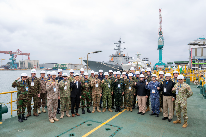 25개국에서 온 30명의 주한 무관단 일행이 3월 31일 HD현대중공업 울산조선소를 방문해 시설을 견학한 뒤 기념촬영을 하고 있다. 사진= HD현대중공업