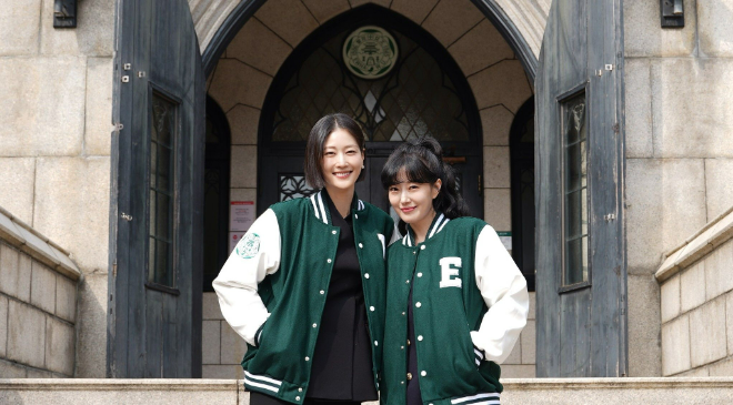 지난 30일 이화여대 홍보대사로 위촉된 모델 겸 방송인 이현이(왼쪽)와 이재은 아나운서. (사진제공=이화여대)