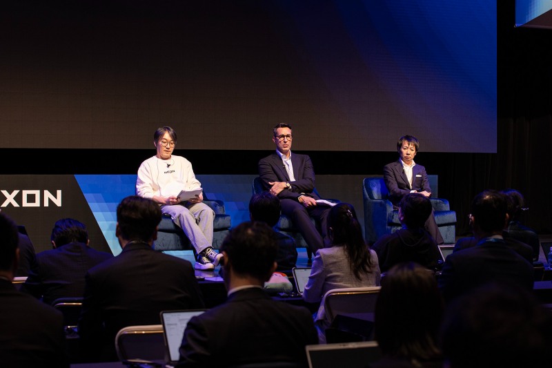 왼쪽부터 넥슨 이정헌 대표, 패트릭 쇠더룬드 회장, 우에무라 시로 최고재무책임자(CFO)(제공=넥슨).