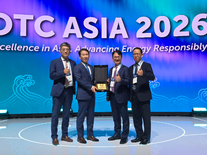 (왼쪽 두 번째부터)안영규 삼성중공업 기술개발본부 본부장과 이병선 해양영업팀 팀장 등 회사 관계자들이 3월 31일(현지시간) 말레이시아 쿠알라룸푸르 컨벤션센터에서 열린 OTC ASIA 2026에서 특별상을 수상한 뒤 기념 촬영을 하고 있다. 사진= 삼성중공업