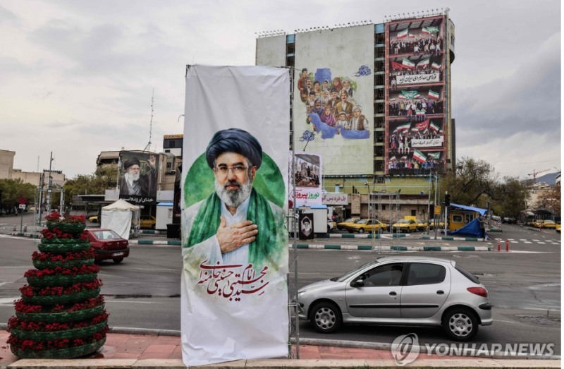 이란 새 지도자 모즈타바 초상화 내걸린 이란 수도 테헤란의 모습. 사진=AFP, 연합뉴스