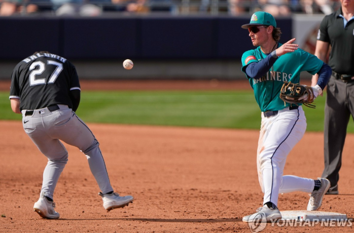 시애틀과 계약한 콜트 에머슨(오른쪽). / 사진=연합뉴스