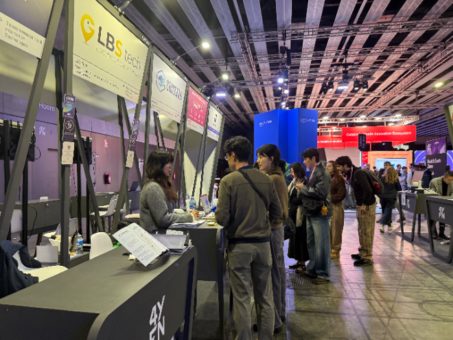 사진=MWC 2026에서 엘비에스테크 부스를 찾은 참관객들과 상담을 진행하는 모습