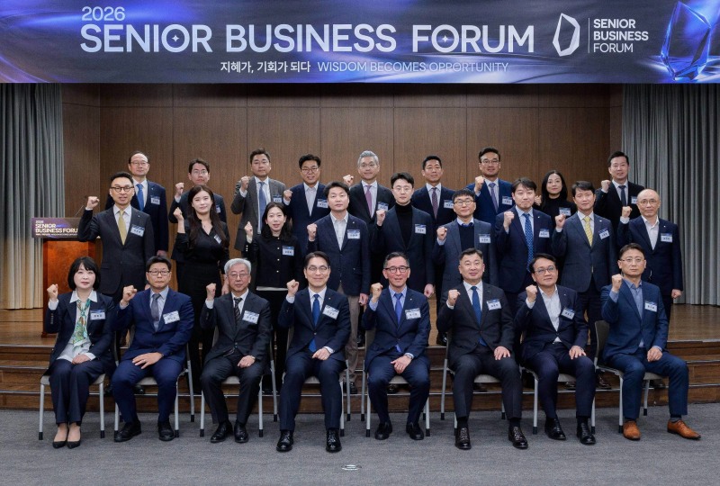 지난 3월 31일 서울 중구 은행연합회 국제회의실에서 열린 시니어 비즈니스 포럼 정기총회에서 신한라이프 천상영 사장(첫째 줄 왼쪽에서 네 번째)과 신한라이프케어 우석문 대표(첫째 줄 왼쪽에서 다섯 번째)를 비롯해 각 회원사를 대표하는 참석자들이 기념 촬영을 하고 있다./신한라이프케어