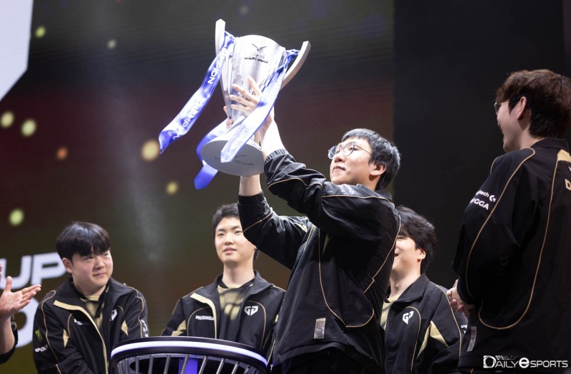 최근 탈세 의혹을 사고 있는 젠지 e스포츠 원거리 딜러 '룰러' 박재혁이 트로피를 들어올리고 있다.