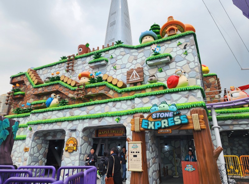 넥슨이 롯데월드와 협업해 매직아일랜드 내 '메이플 아일랜드'에 마련한 '스톤 익스프레스' 놀이기구 모습. 사진=김유승 기자