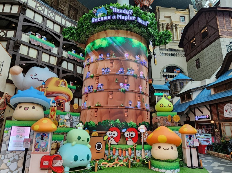 롯데월드 실내 만남의 광장에 마련된 '용사 모집 존' 모습. 사진=김유승 기자