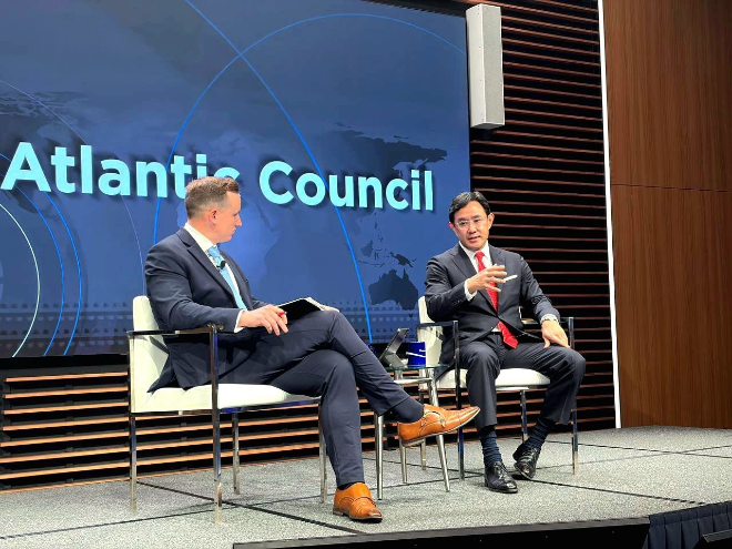 최윤범 고려아연 회장(오른쪽)이 2026년 1월 27일(현지시간) 애틀랜틱 카운슬이 미국 워싱턴D.C에서 개최한 광물 안보를 위한 동맹 파트너십 모델 대담회에 참석해 사회자와 의견을 나누고 있다. 사진= 고려아연