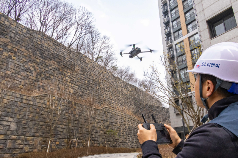 드론을 활용해 고용ㅇ부 품질점검을 실시하고 있는 모습./DL이앤씨