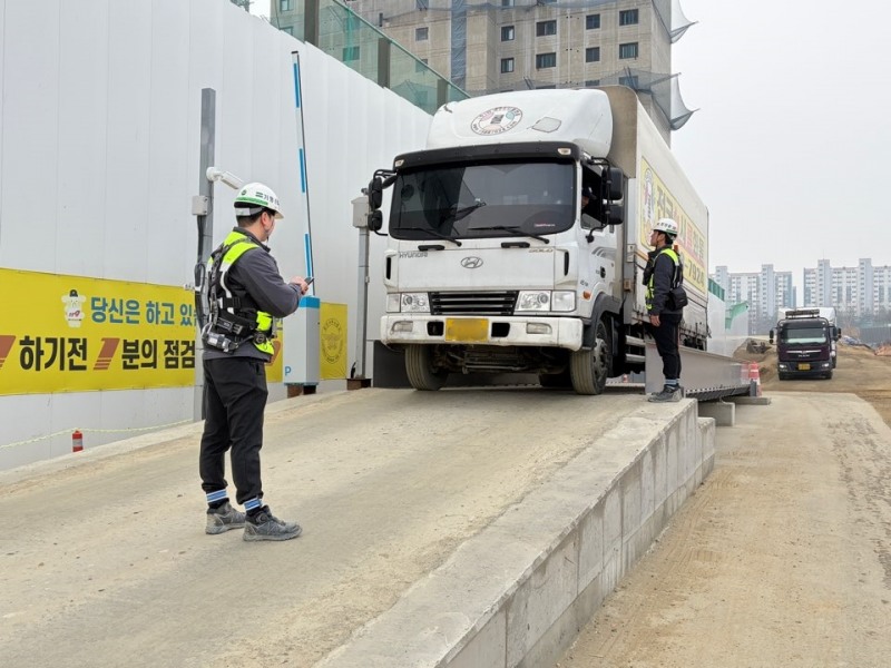 충남 천안시 현장에서 스마트 계근 시스템을 활용해 자재 차량의 중량을 측정하고 있다./IPARK현대산업개발