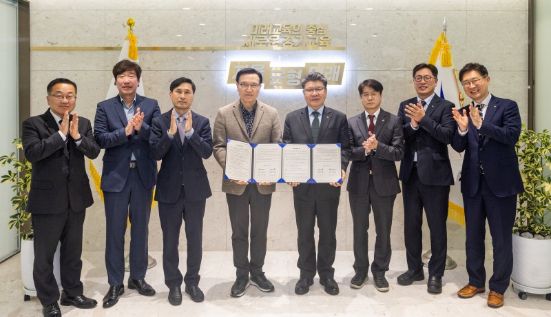 한국산업안전보건공단이 학교현장의 산업재해를 예방하고 학생 및 교직원의 안전의식을 고취하기 위해 경기도교육청과 힘을 모은다. (사진 오른쪽 4번째 김현중 이사장.)/한국산업안전보건공단