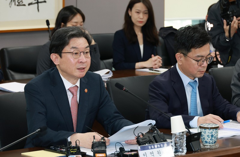 이억원 금융위원장이 1일 서울 종로구 정부서울청사에서 재정경제부, 국토교통부, 행정안전부, 국세청, 한국은행, 금융감독원 등 관계기관과 업권별 협회, 5대 시중은행 등이 참석한 가운데 관계부처 합동으로 개최한 가계부채 점검회의를 열었다.