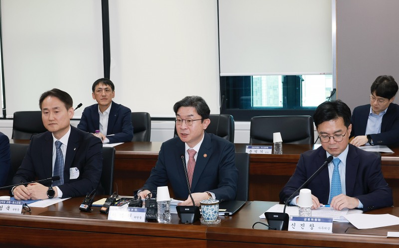 이억원 금융위원장이 1일 서울 종로구 정부서울청사에서 재정경제부, 국토교통부, 행정안전부, 국세청, 한국은행, 금융감독원 등 관계기관과 업권별 협회, 5대 시중은행 등이 참석한 가운데 관계부처 합동으로 개최한 가계부채 점검회의를 열었다.