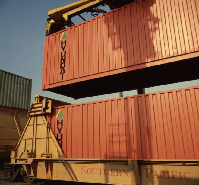 1980년대 미국 서던 퍼시픽(Southern Pacific) 수송 열차에 적재된 컨테이너. 컨테이너에 '현대(HYUNDAI)' CI가 기재되어 있다. 사진= HMM 50년사