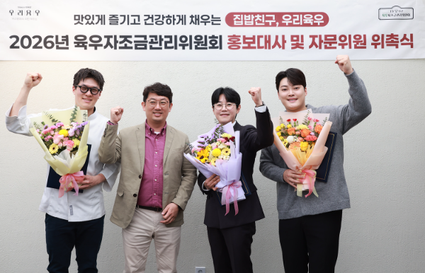 조재성 위원장(우측 두번째), 트로트가수 ‘김경민(좌측)’, 개그맨 ‘조승제(좌측 두번째)’, 반찬 셰프 ‘송하슬람(우측)’과 위촉식 기념 촬영 사진