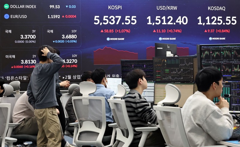 2일 서울 중구 우리은행 본점 딜링룸 현황판에 코스피 지수 등이 표시되고 있다. 이날 코스피 지수는 전 거래일 대비 72.99포인트(1.33%) 오른 5551.69에 개장했다./연합뉴스