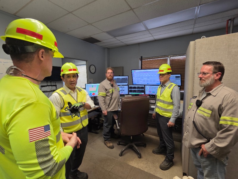 최윤범 고려아연 회장(좌측 두번째)이 미국 현지 직원들과 제련소 현황에 대한 의견을 나누고 있는 모습. (사진=고려아연)