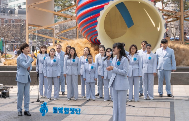 코웨이 물빛합창단, 봄맞이 청계천 버스킹 공연 진행