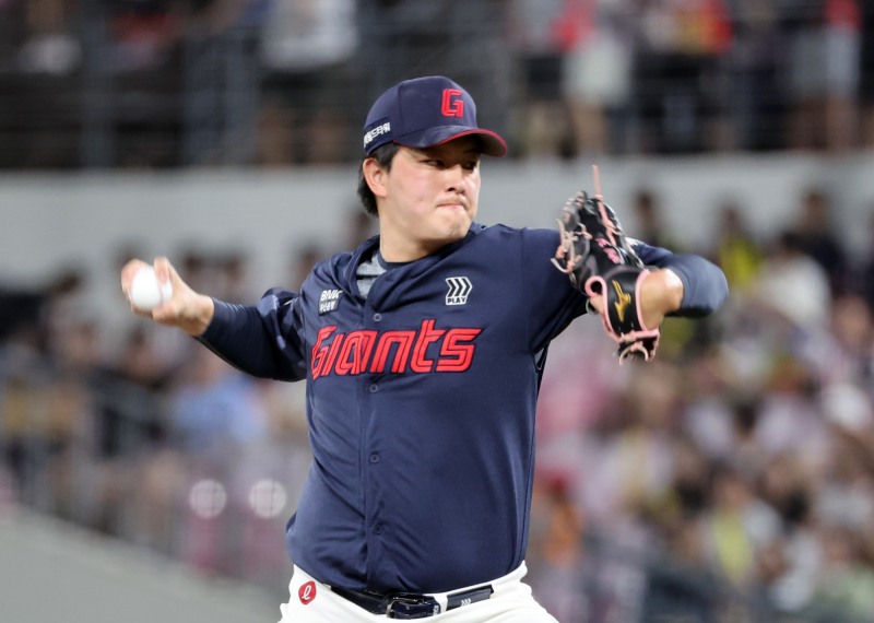 투구하는 김원중. / 사진=연합뉴스