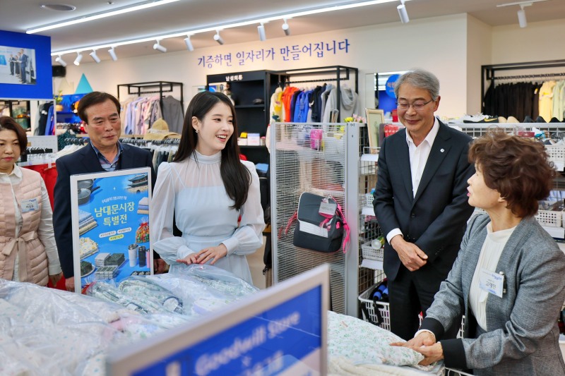 우리금융그룹 창립 25주년을 맞아 굿윌스토어 밀알우리금융점에서 그룹 모델 아이유(왼쪽에서 세번째), 임종룡 우리금융그룹 회장(오른쪽에서 두번째)이 남대문시장 소상공인 대표들과 대화하고 있다./우리금융그룹