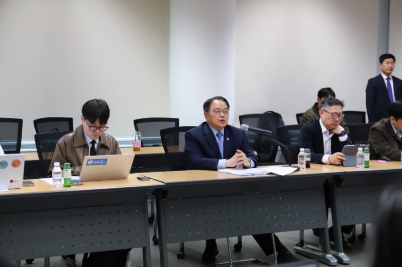 한국해운협회가 2일 서울 영등포구 여의도 해운빌딩에서 기자간담회를 개최했다. 해운협회 양창호 상근부회장(사진 왼쪽에서 두 번째)이 발언을 하고 있다./한국해운협회