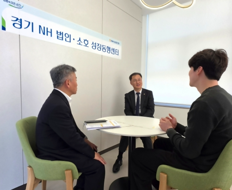NH농협은행 기업금융부문 엄을용 부행장(가운데)이 고객과 사업체 경영 전반에 대한 이야기를 나누고 있다./NH농협은행