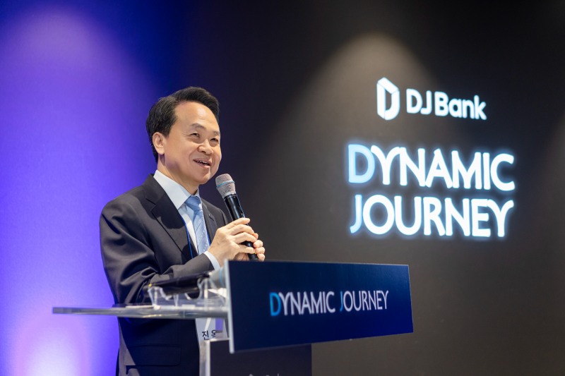 제주은행은 2일 서울 중구 더존을지타워에서 디지털 기업금융 특화 브랜드인 ‘DJ Bank’의 첫 솔루션을 공개했다고 밝혔다. 이날 행사에 참석한 진옥동 신한금융그룹 회장이 축사를 전하고 있다./제주은행