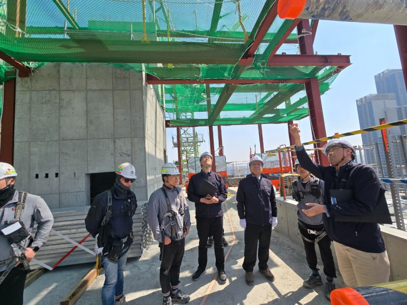 김현중 한국산업안전보건공단 이사장(오른쪽 3번째)이 2일 공단 서울광역본부에서 서울지역 산재예방전략을 점검하고 용산구 리모델링 현장을 방문해 사망사고 예방을 위한 현장점검을 실시했다./한국산업안전보건공단 서울광역본부