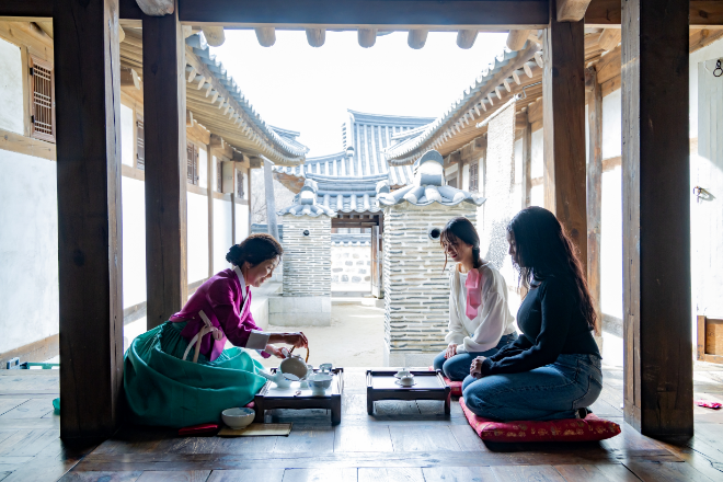 '2026 남산골 전통체험-예술가의 시간' 다례·예절교실 체험 사진. (사진제공=서울시 남산골한옥마을)