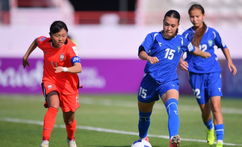 볼을 다투는 한국 U-20 여자 대표팀의 주장 조혜영(왼쪽). / 사진=연합뉴스