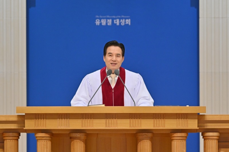 유월절 대성회에서 설교 중인 총회장 김주철 목사.