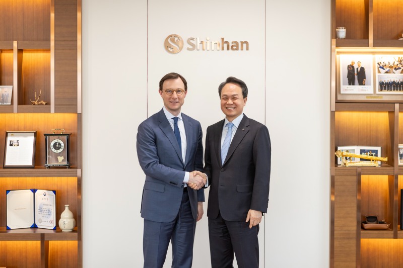 신한금융그룹(회장 진옥동)은 지난 2일 서울 중구 신한금융 본사에서 Visa 그룹 올리버 젠킨 사장 등 주요 경영진과 면담을 갖고 글로벌 사업 확대 및 미래 금융 분야 협력 방안을 논의했다고 3일 밝혔다. 이날 행사에 참석한 (사진 왼쪽)올리버 젠킨 Visa 그룹 사장과 진옥동 신한금융그룹 회장이 기념촬영을 하고 있다./신한금융그룹