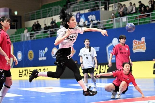 2일 경남개발공사와 경기에서 슛을 던지는 삼척시청 전지연. / 사진=한국핸드볼연맹 제공