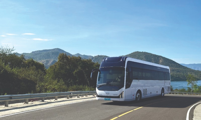 현대차의 친환경 수소전기버스의 국내 누적 판매량이 2026년 3월 마감 기준으로 총 3,062대를 기록하며 3천대를 돌파했다고 2일 밝혔다. 현대차 수소전기버스는 2024년 누적 판매 1,000대를 달성한 데 이어 2025년 2,000대를 넘어섰으며, 이달 3,000대를 돌파했다.