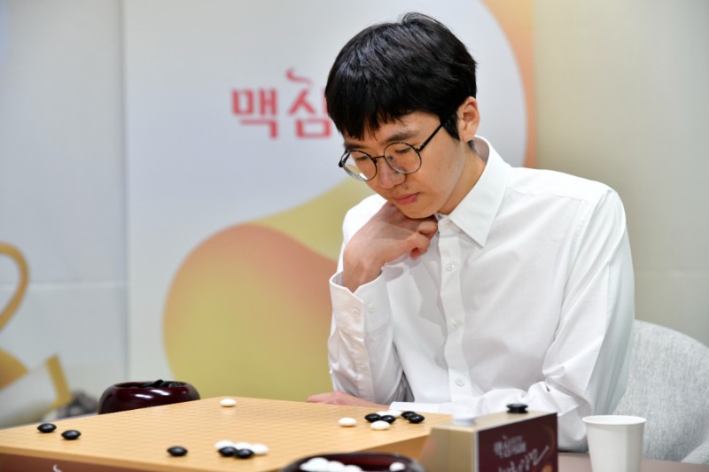 지난 2일 서울 성동구 한국기원 바둑TV 스튜디오에서 열린 제27회 맥심커피배 입신최강전 결승 3국에서 대회 우승자 변상일 9단이 대국을 두고 있다.