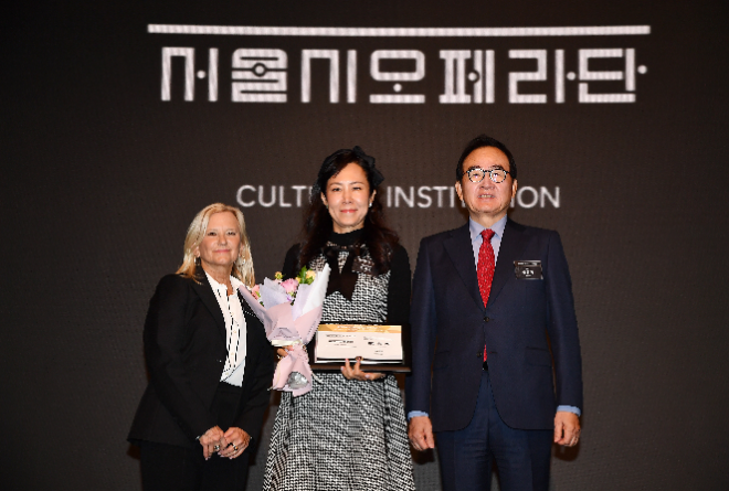 2026 대한민국 국가브랜드 대상 문화 분야 기관·단체 부문 대상 수상사진. (왼쪽부터) Ellen Smyth 뉴욕페스티벌 회장, 박혜진 서울시오페라단장, 윤은기 뉴욕페스티벌 한국위원장. (사진제공=세종문화회관)