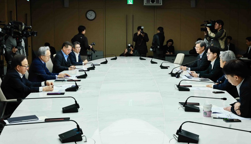 김정관 산업통상부 장관이 지난달 27일 서울 대한상공회의소에서 열린 중동전쟁 관련 경제단체 간담회에서 국내 경제 영향과 산업 공급망, 에너지 수요 관리 협업 방안을 논의하고 있다.