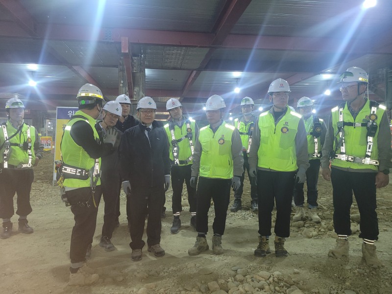 3일 김현중 안전보건공단 이사장(왼쪽 5번째)이 고양장항지구 내 주상복합건설 공사 현장에서 안전점검을 하고 있다./안전보건공단 고양파주지사
