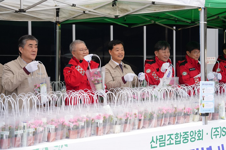 에스알은 3일 제81회 식목일을 맞아 수서역에서 산림조합중앙회와 함께 국민들에게 묘목을 나누는 ‘열차는 나무를 싣고 내 나무 갖기’ 캠페인을 전개했다.(사진 왼쪽에서 세 번째 정왕국 에스알 대표이사)/에스알