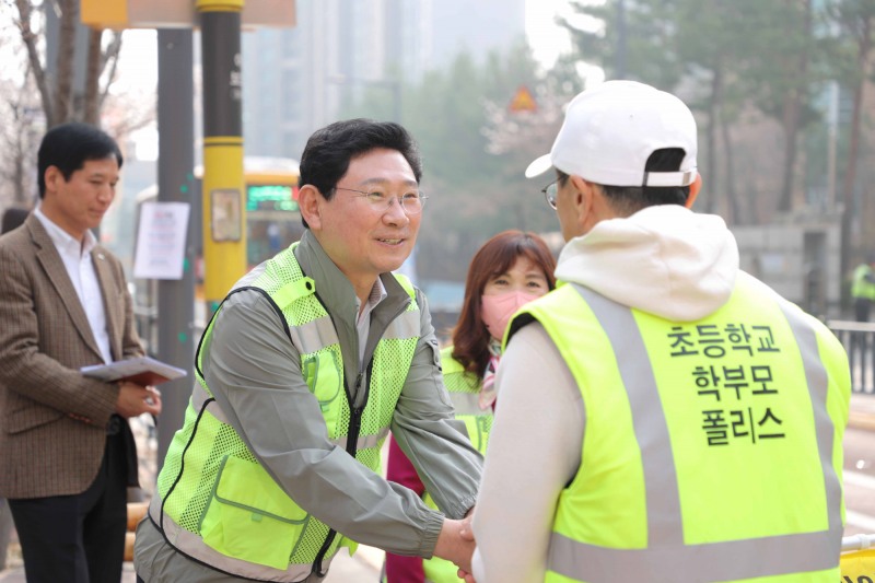이상일 용인특례시장, 등굣길 교통지도 봉사활동 참여